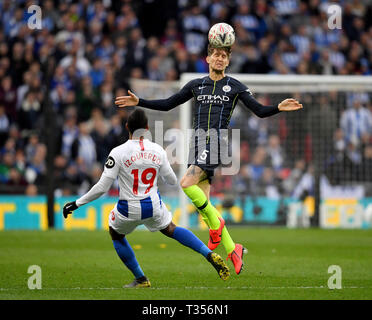 London, Großbritannien. 06 Apr, 2019. Von Manchester City John Steine (R) leitet den Ball vor den Brighton Jose Izquierdo während der FA-Cup Halbfinale zwischen Manchester City und Brighton und Hove Albion im Wembley Stadion in London, Großbritannien am 6. April 2019. Manchester City gewann 1:0. Für die redaktionelle Verwendung. Nicht FÜR DEN VERKAUF FÜR MARKETING ODER WERBEKAMPAGNEN. Keine VERWENDUNG MIT NICHT AUTORISIERTEN Audio-, Video-, Daten-, SPIELPLÄNE, Verein/LIGA LOGOS ODER "LIVE" Dienstleistungen. IN-MATCH VERWENDUNG BESCHRÄNKT AUF 45 Bilder, kein Video EMULATION ONLINE. Keine VERWENDUNG IN Wetten, Spiele oder einzelne Verein/Liga/PLAYER PUBLICATI Quelle: Xinhua/Al Stockfoto