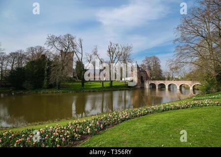 Brüssel. 6 Apr, 2019. Foto am 6. April 2019 zeigt die Groot-Bijgaarden Schloss in einem Vorort von Brüssel, Belgien. 16 Floralia Brüssel, eine Feder flower show, Samstag am Groot-Bijgaarden Schloss und dauert bis Mai 5. Über eine Million Blumen von fast 500 Sorten sind während der Flower Show präsentiert. Credit: Zhang Cheng/Xinhua/Alamy leben Nachrichten Stockfoto