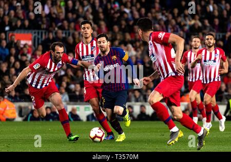 Barcelona, Spanien. 6 Apr, 2019. Barcelonas Lionel Messi (3. L) konkurriert während der spanischen La Liga Match zwischen dem FC Barcelona und Atletico de Madrid in Barcelona, Spanien, am 6. April 2019. FC Barcelona gewann 2-0. Credit: Joan Gosa/Xinhua/Alamy leben Nachrichten Stockfoto