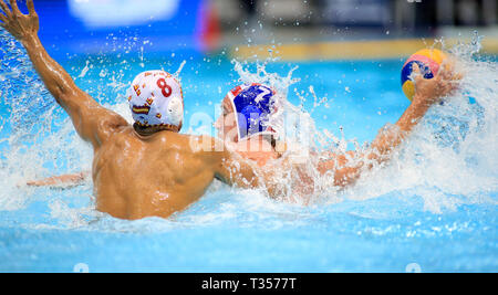 Zagreb, Kroatien. 6 Apr, 2019. Ante Vukicevic (R) von Kroatien Mias mit Francisco Fernandez Miranda von Spanien im Halbfinale von 2019 FINA Wasserball Weltliga Europa Cup zwischen Kroatien und Spanien in Zagreb, Kroatien, 6. April 2019. Kroatien gewann 12-9. Credit: Slavko Midzor/Xinhua/Alamy leben Nachrichten Stockfoto