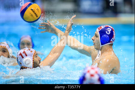 Zagreb, Kroatien. 6 Apr, 2019. Loren Fatovic (R) von Kroatien Mias mit Blai Mallarach Güell von Spanien im Halbfinale von 2019 FINA Wasserball Weltliga Europa Cup zwischen Kroatien und Spanien in Zagreb, Kroatien, 6. April 2019. Kroatien gewann 12-9. Credit: Slavko Midzor/Xinhua/Alamy leben Nachrichten Stockfoto