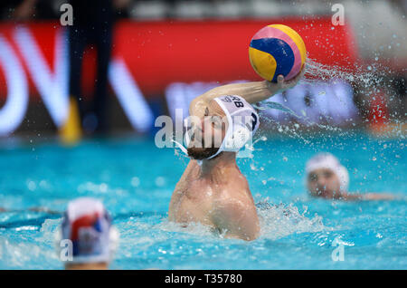 Zagreb, Kroatien. 6 Apr, 2019. Nikola Dedovic von Serbien konkurriert im Halbfinale von 2019 FINA Wasserball Weltliga Europa Cup zwischen Serbien und Griechenland in Zagreb, Kroatien, 6. April 2019. Serbien gewann 14-10. Credit: Matija Habljak/Xinhua/Alamy leben Nachrichten Stockfoto