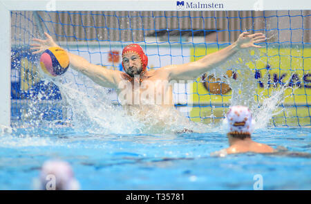 Zagreb, Kroatien. 6 Apr, 2019. Daniel Lopez Pinedo (oben) von Spanien steht im Halbfinale der 2019 FINA Wasserball Weltliga Europa Cup zwischen Kroatien und Spanien in Zagreb, Kroatien, 6. April 2019. Kroatien gewann 12-9. Credit: Slavko Midzor/Xinhua/Alamy leben Nachrichten Stockfoto