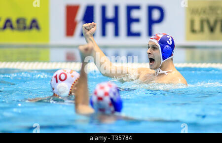 Zagreb, Kroatien. 6 Apr, 2019. Loren Fatovic (oben) von Kroatien feiert während im Halbfinale von 2019 FINA Wasserball Weltliga Europa Cup zwischen Kroatien und Spanien in Zagreb, Kroatien, 6. April 2019. Kroatien gewann 12-9. Credit: Slavko Midzor/Xinhua/Alamy leben Nachrichten Stockfoto