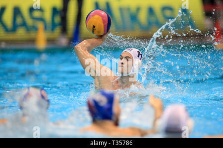 Zagreb, Kroatien. 6 Apr, 2019. Zoltan Pohl von Ungarn konkurriert im Halbfinale von 2019 FINA Wasserball Weltliga Europa Cup zwischen Italien und Ungarn in Zagreb, Kroatien, 6. April 2019. Ungarn gewann 12-11. Credit: Slavko Midzor/Xinhua/Alamy leben Nachrichten Stockfoto