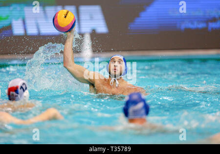 Zagreb, Kroatien. 6 Apr, 2019. Ioannis Fountoulis Griechenlands konkurriert im Halbfinale von 2019 FINA Wasserball Weltliga Europa Cup zwischen Serbien und Griechenland in Zagreb, Kroatien, 6. April 2019. Serbien gewann 14-10. Credit: Matija Habljak/Xinhua/Alamy leben Nachrichten Stockfoto