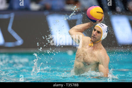 Zagreb, Kroatien. 6 Apr, 2019. Aleksandar Firma von Montenegro konkurriert im Halbfinale von 2019 FINA Wasserball Weltliga Europa Cup zwischen Russland und Montenegro in Zagreb, Kroatien, 6. April 2019. Montenegro gewann 15-9. Credit: Matija Habljak/Xinhua/Alamy leben Nachrichten Stockfoto