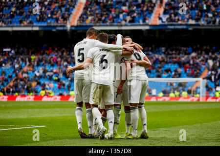 Madrid, Spanien. 06 Apr, 2019. Spieler von Real Madrid feiern Ziel während La Liga Match zwischen Real Madrid und SD Eibar bei Santiago Bernabeu in Madrid, Spanien. Endergebnis: Real Madrid 2-SD Eibar 1. Credit: SOPA Images Limited/Alamy leben Nachrichten Stockfoto