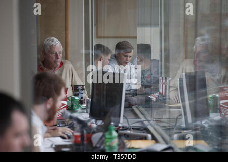 Bloomington, Indiana, USA. 5 Apr, 2019. Ehemalige Indiana Universität Basketball Trainer Bob Knight in der Presse Kasten sitzt wie die Hoosiers ein Baseball doppelte überschrift gegen Penn State spielen. Es ist Knight's ersten öffentlichen Auftritt an IU seit September 2000, als er als Basketball Trainer gefeuert. Ritter trainierte die Hoosiers zu NCAA-Meisterschaften 1976, 1981 und 1987. Quelle: Jeremy Hogan/SOPA Images/ZUMA Draht/Alamy leben Nachrichten Stockfoto