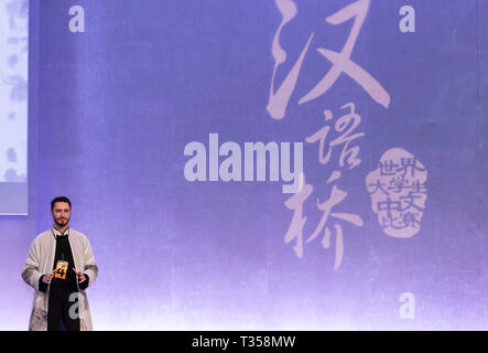 London, Großbritannien. 6 Apr, 2019. Jack David Graham, der während der "Chinese Bridge" Chinesische Sprachkenntnisse Wettbewerb für ausländische Studenten UK Regional Final in London, UK, 6. April 2019. Credit: Han Yan/Xinhua/Alamy leben Nachrichten Stockfoto