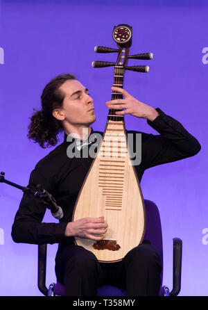 London, Großbritannien. 6 Apr, 2019. Gregor Bauer führt während der "Chinese Bridge" Chinesische Sprachkenntnisse Wettbewerb für ausländische Studenten UK Regional Final in London, UK, 6. April 2019. Credit: Han Yan/Xinhua/Alamy leben Nachrichten Stockfoto