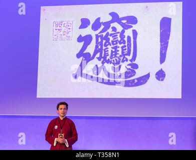 London, Großbritannien. 6 Apr, 2019. Ahmad Elmouniery führt während der "Chinese Bridge" Chinesische Sprachkenntnisse Wettbewerb für ausländische Studenten UK Regional Final in London, UK, 6. April 2019. Credit: Han Yan/Xinhua/Alamy leben Nachrichten Stockfoto