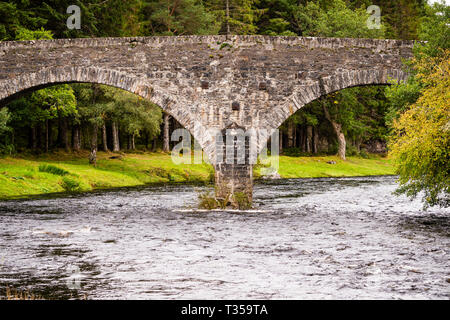 Stein gemauerten Bogenbrücke crossing River Cassley an Invercassley, Lairg, Schottland. Stockfoto