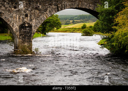 Stein gemauerten Bogenbrücke crossing River Cassley an Invercassley, Lairg, Schottland. Stockfoto