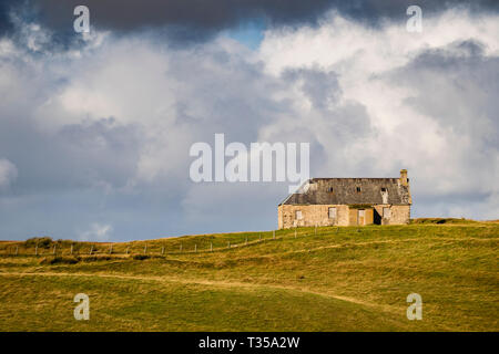 Verlassene Crofter's House auf einem Hügel vor der B871 in den schottischen Highlands. Stockfoto