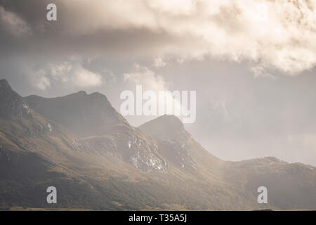 Sonnenstrahlen durchbohren die Cloud Ben treu, zu beleuchten, wie von der A 836 in Lairg, nördlichen Schottland gesehen. Stockfoto