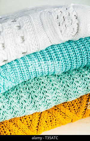Stapel von gemütlichen Baumwolle gestrickten Pullover Stockfoto