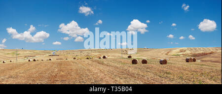 Wunderschöne Landschaft auf Sizilien Sommer Landschaft in Italien. Weizenfeld mit Heuballen. Vier Schüsse stitch hochauflösende Panorama. Stockfoto