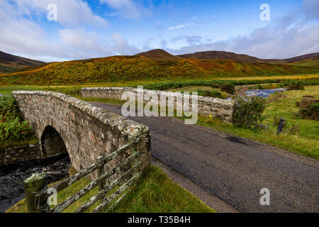 Stein gemauerten Bogenbrücke über Caen Brennen in der Nähe von Boat of Garten in Sutherland, Schottland, Großbritannien. Stockfoto