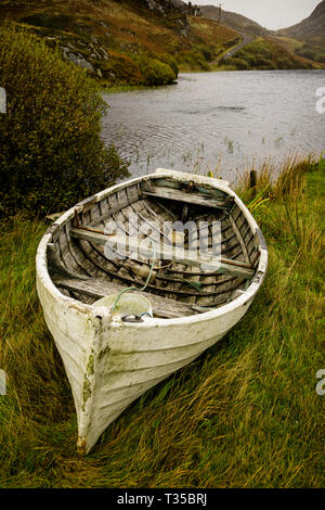 Ein verfallenes hölzernen Ruderboot befindet sich am Ufer des Loch Dubh im Tarbet, an der Westküste von Schottland. Stockfoto