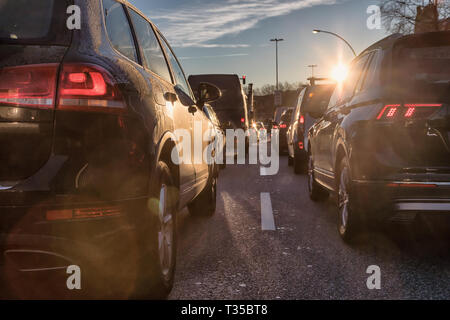 Den frühen rush hour Szene mit Lens Flares Stockfoto