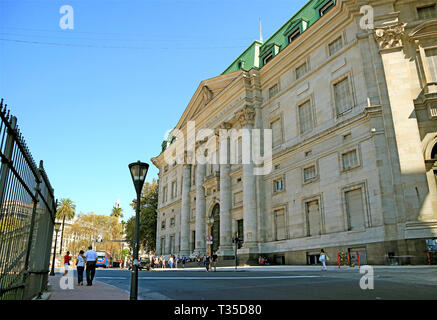 Beeindruckende neoklassizistische Gebäude der Bank der argentinischen Nation mit vielen Besuchern, Buenos Aires, Argentinien Stockfoto