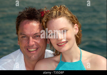 CANNES, Frankreich. Mai 13, 2001: ehemaliges Modell KELLY HARRISON (Stern von der BBC Paddington Green & Haftpflicht) & Schauspieler/Schauspieler Brian Conley in Cannes ihren neuen Film zu fördern. © Paul Smith/Featureflash Stockfoto