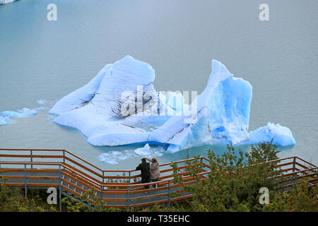 Zwei Besucher am Anzeigen Balkon vor der riesigen Eisberg auf See Agentino, Nationalpark Los Glaciares, El Calafate, Argentinien, Südamerika Stockfoto