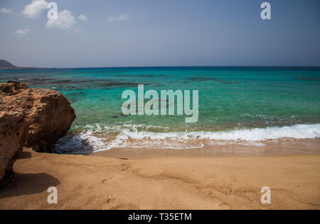 Der rote Sand am Strand von Falassarna. Krete, Griechenland. Stockfoto