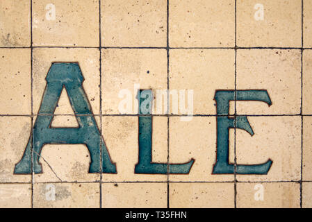 Fliesen auf der Außenseite eines historischen Hotels (Pub) oder einer Bar in Surry Hills, Sydney, Australien werben für die Art des verfügbaren Bieres, Ale. Stockfoto