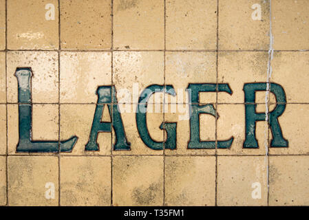 Fliesen auf der Außenseite eines historischen Hotels (Pub) oder Bar in Surry Hills, Sydney, Australien, werben für die Art des verfügbaren Bieres, Lager Stockfoto