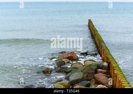 Wellenbrecher im Meer, Meer Steine in der Nähe der Mole Stockfoto