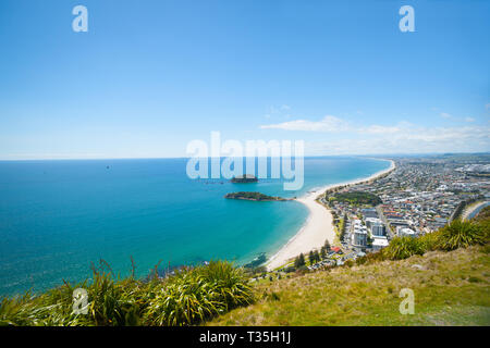 Blick entlang der langen weißen Sandstrände der Bucht von viel, Neuseeland und Mount Maunganui von oben am Hang des Berges. Stockfoto