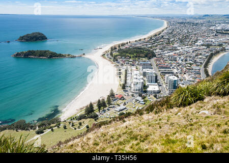 Blick entlang der langen Sandstrände der Bucht von viel, Neuseeland und Mount Maunganui von oben am Hang des Berges. Stockfoto