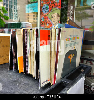 Alte lange spielen oder LP Schallplatten in einem rekordhalter vor ein Geschäft in Montgomery Alabama, USA. Stockfoto