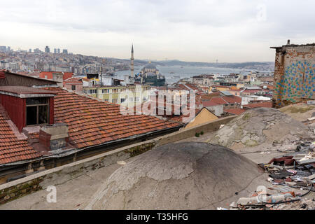 Auf der Dachterrasse Blick von Istanbul Sagir han. Sagir han ist eine alte Basar Gebäude, auf denen die illegalen Strukturen neu zerstört wurden. Stockfoto