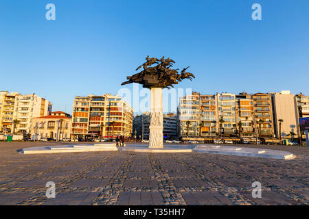 Die Republik Baum Statue auf der Gundogdu Square in Izmir, Türkei. Innerhalb der Nachbarschaften von Alsancak befindet und Stockfoto