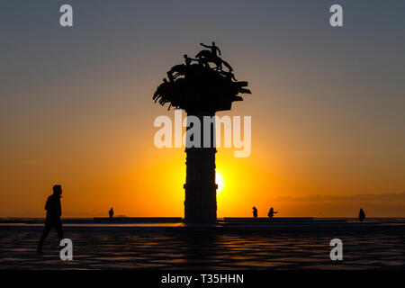 Die Republik Baum Statue auf der Gundogdu Square in Izmir, Türkei. Innerhalb der Nachbarschaften von Alsancak befindet und Stockfoto