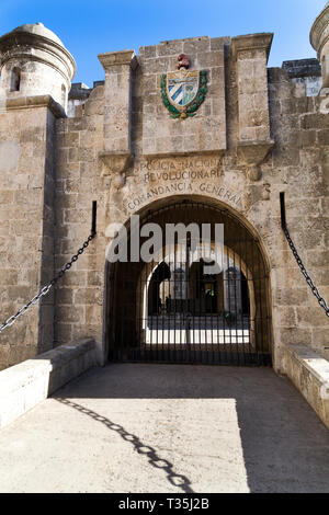 Tor der Policia Nacional Revolucionaria Comandancia Allgemein, Havanna, Kuba Stockfoto