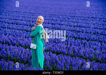 LISSE - een bruidspaar trouwen tulpenvelden staan in de bloei tulp Tulpen, Roos, Rozen, bollenvelden staan in de bloei tijdens de Lente bloembollen Stockfoto