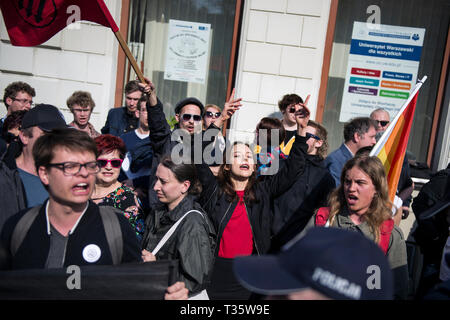 Anit-Faschisten Studenten gesehen Schreien während des Protestes. "Hochschulen frei von Marxismus" ein Protest gegen die Warschauer Universität ihre Opposition gegen die Aktivität von linksextremisten und andere Fälle von links Express-wing Indoktrination von polnischen Studenten. An der gleichen Stelle, Studenten, Linke und antifaschistische Aktivistinnen versammelten sich unter dem Motto "Hier lernen wir, nicht heil". Beide Gruppen wurden von einem großen Polizei cordon getrennt. Stockfoto