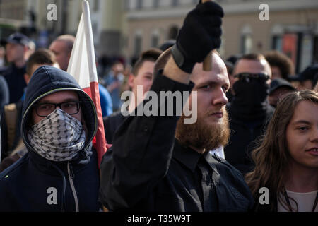 Nationalisten gesehen das hören, was der antifa Aktivisten riefen. "Hochschulen frei von Marxismus" ein Protest gegen die Warschauer Universität ihre Opposition gegen die Aktivität von linksextremisten und andere Fälle von links Express-wing Indoktrination von polnischen Studenten. An der gleichen Stelle, Studenten, Linke und antifaschistische Aktivistinnen versammelten sich unter dem Motto "Hier lernen wir, nicht heil". Beide Gruppen wurden von einem großen Polizei cordon getrennt. Stockfoto