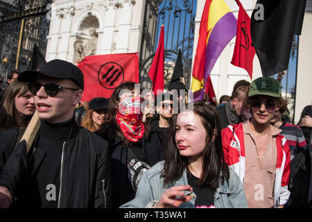 Anit-Faschisten Studenten gesehen Schreien während des Protestes. "Hochschulen frei von Marxismus" ein Protest gegen die Warschauer Universität ihre Opposition gegen die Aktivität von linksextremisten und andere Fälle von links Express-wing Indoktrination von polnischen Studenten. An der gleichen Stelle, Studenten, Linke und antifaschistische Aktivistinnen versammelten sich unter dem Motto "Hier lernen wir, nicht heil". Beide Gruppen wurden von einem großen Polizei cordon getrennt. Stockfoto