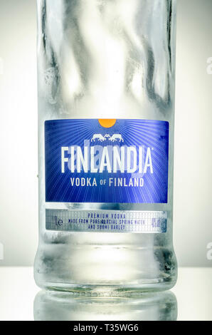 Finlandia Wodka auf Farbübergang Hintergrund Stockfoto