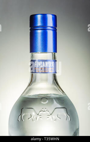 Finlandia Wodka auf Farbübergang Hintergrund Stockfoto