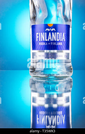 Finlandia Wodka auf Farbübergang Hintergrund Stockfoto