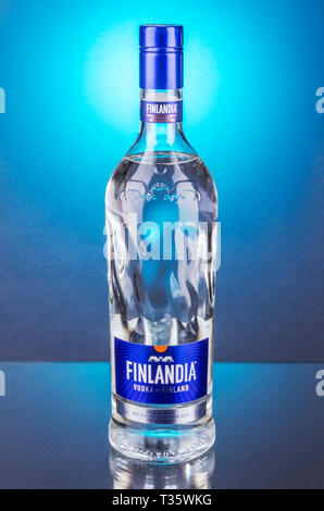 Finlandia Wodka auf Farbübergang Hintergrund Stockfoto