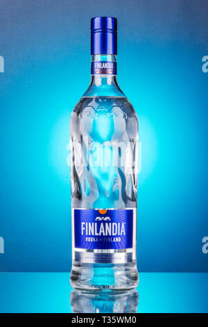 Finlandia Wodka auf Farbübergang Hintergrund Stockfoto