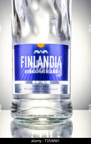 Finlandia Wodka auf Farbübergang Hintergrund Stockfoto