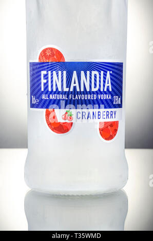 Finlandia Wodka auf Farbübergang Hintergrund Stockfoto